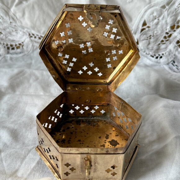 Vintage Brass Cricket Box with Cutouts Trinket matchbook case - Picture 2 of 14